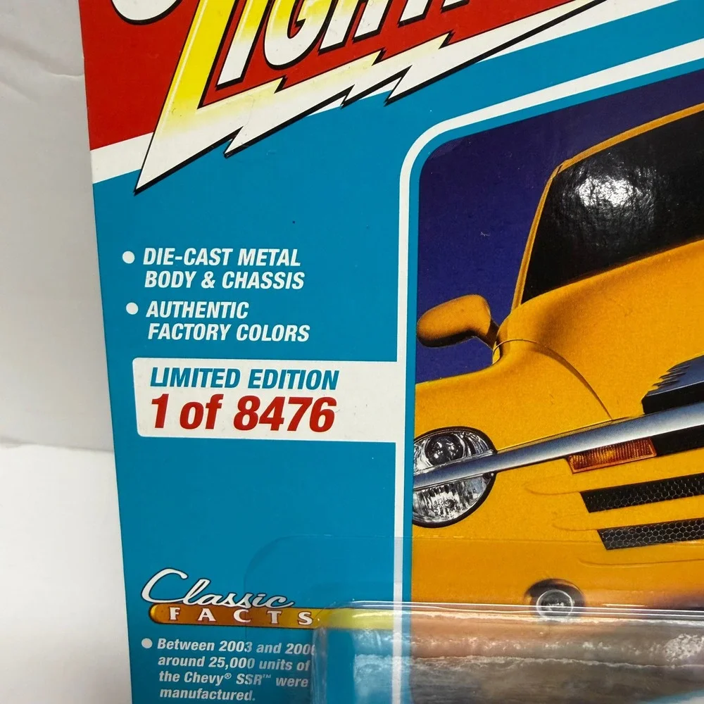 Johnny Lightning 2005 Chevy SSR Bermuda Blue Classic Gold 2022 Release 3 1/64